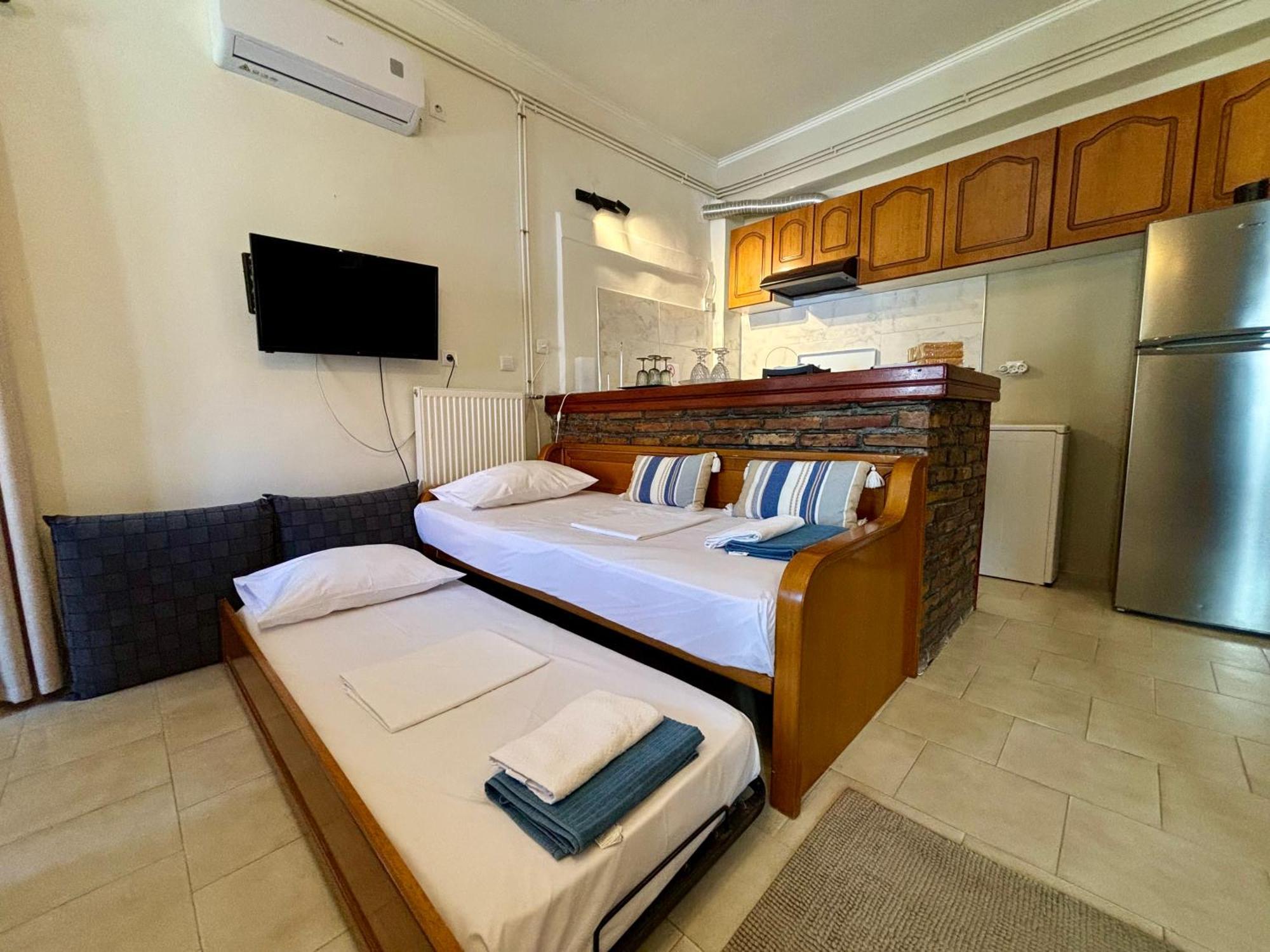 Roussos Central House *