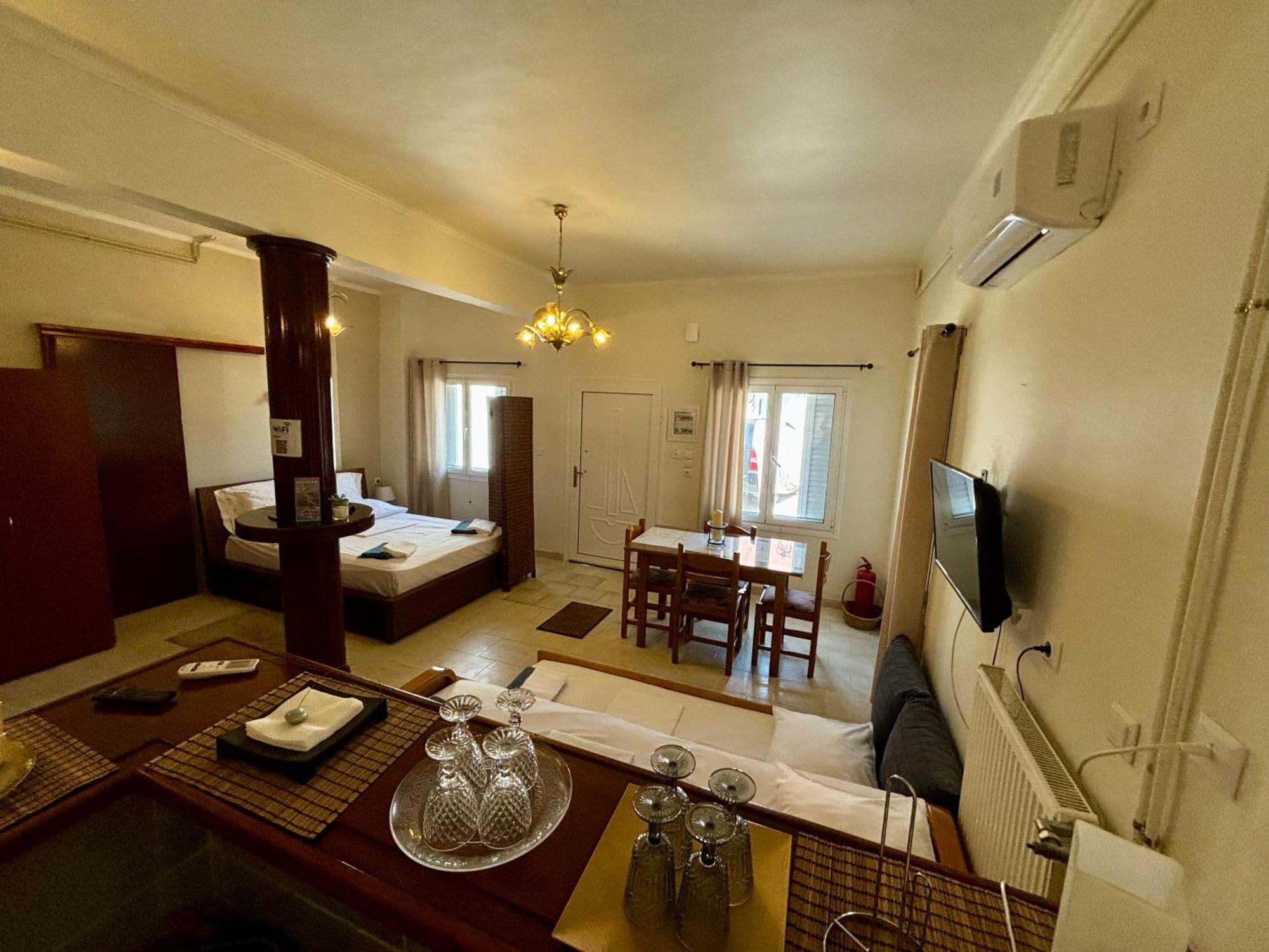 Roussos Central House
