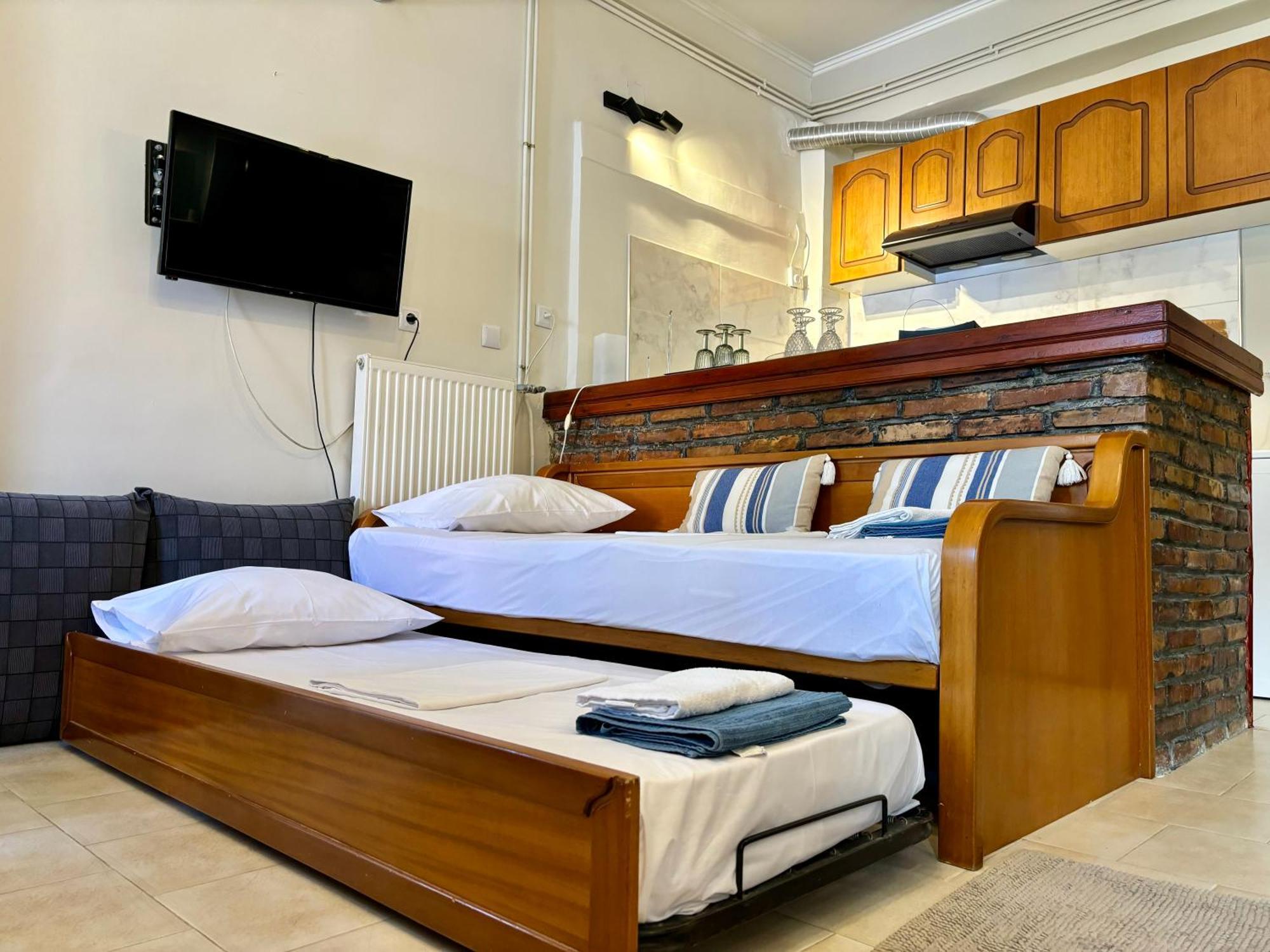 Roussos Central House *